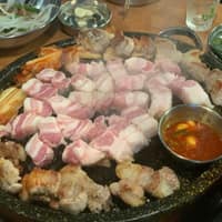꽃돼지식당 로고