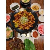 불쭈닭춘천닭갈비 로고