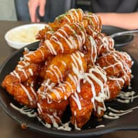 치킨매니아 라페스타점 로고